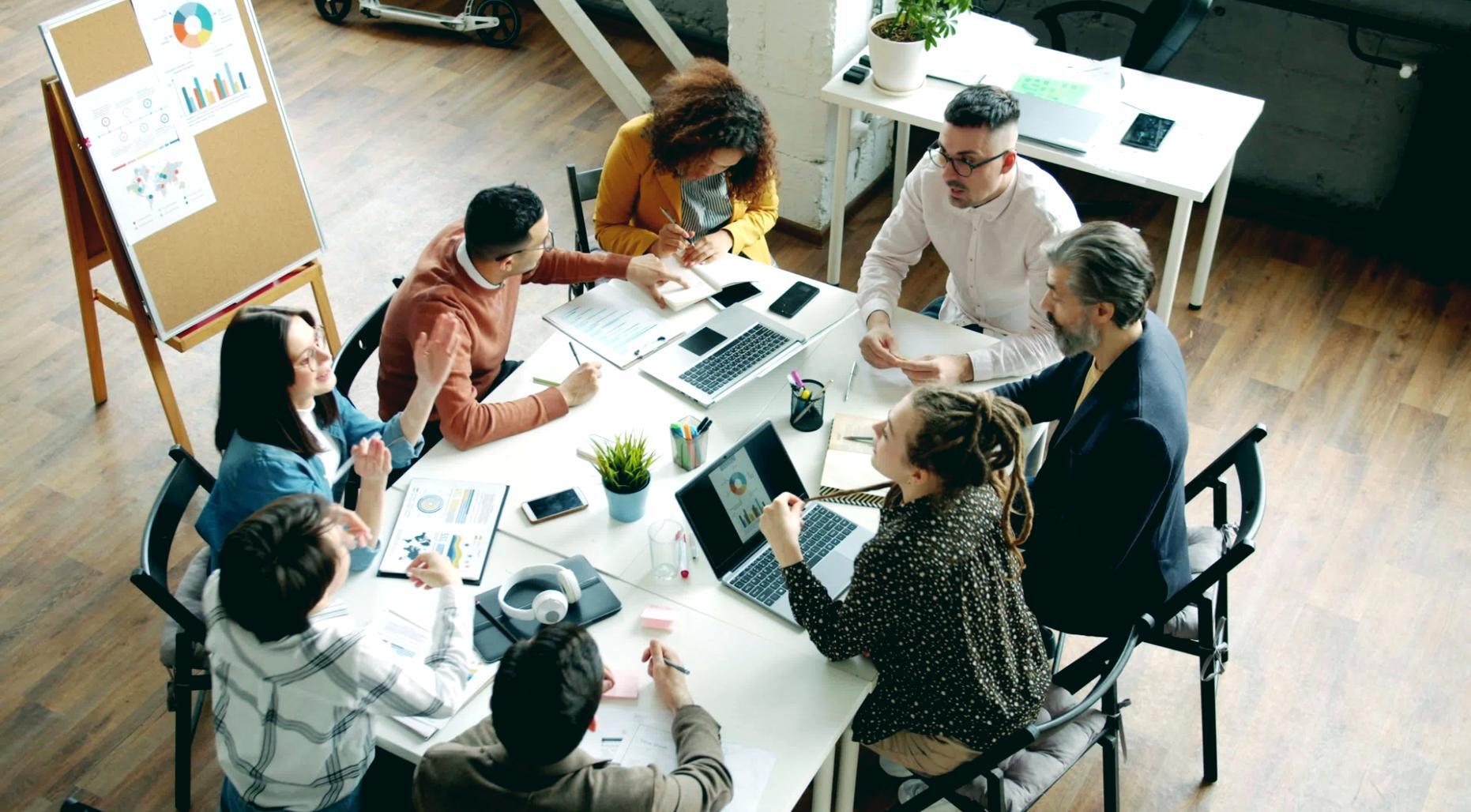 Detaljerad genomgång av finansiella data och trendanalyser på datorskärm