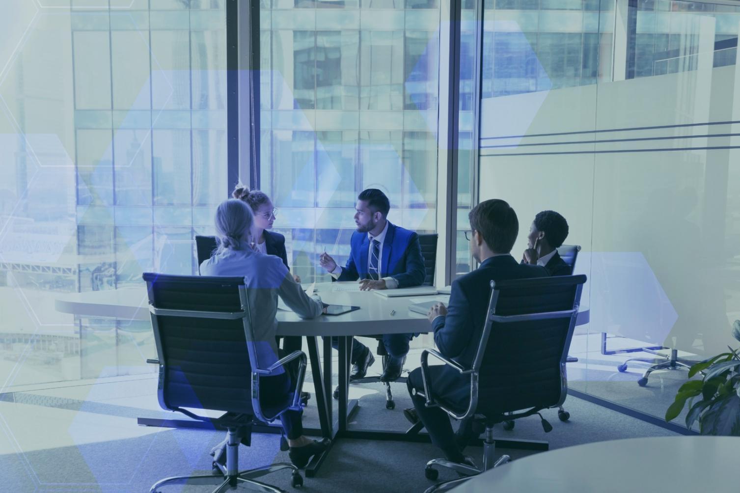 Företagsledare som granskar affärsdata och marknadstrender på digital skärm